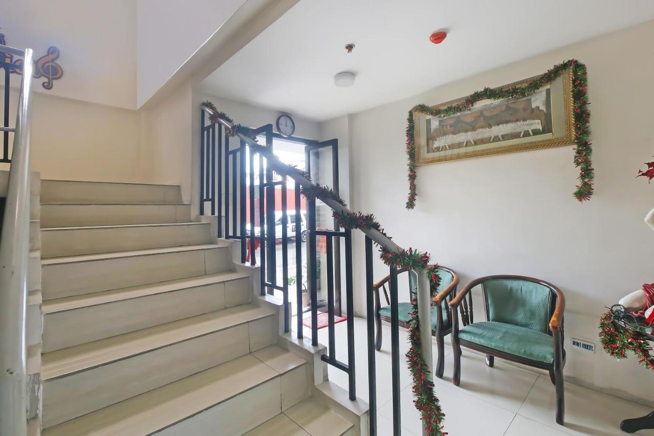 Oyo 896 Silverio Suites Манила Экстерьер фото