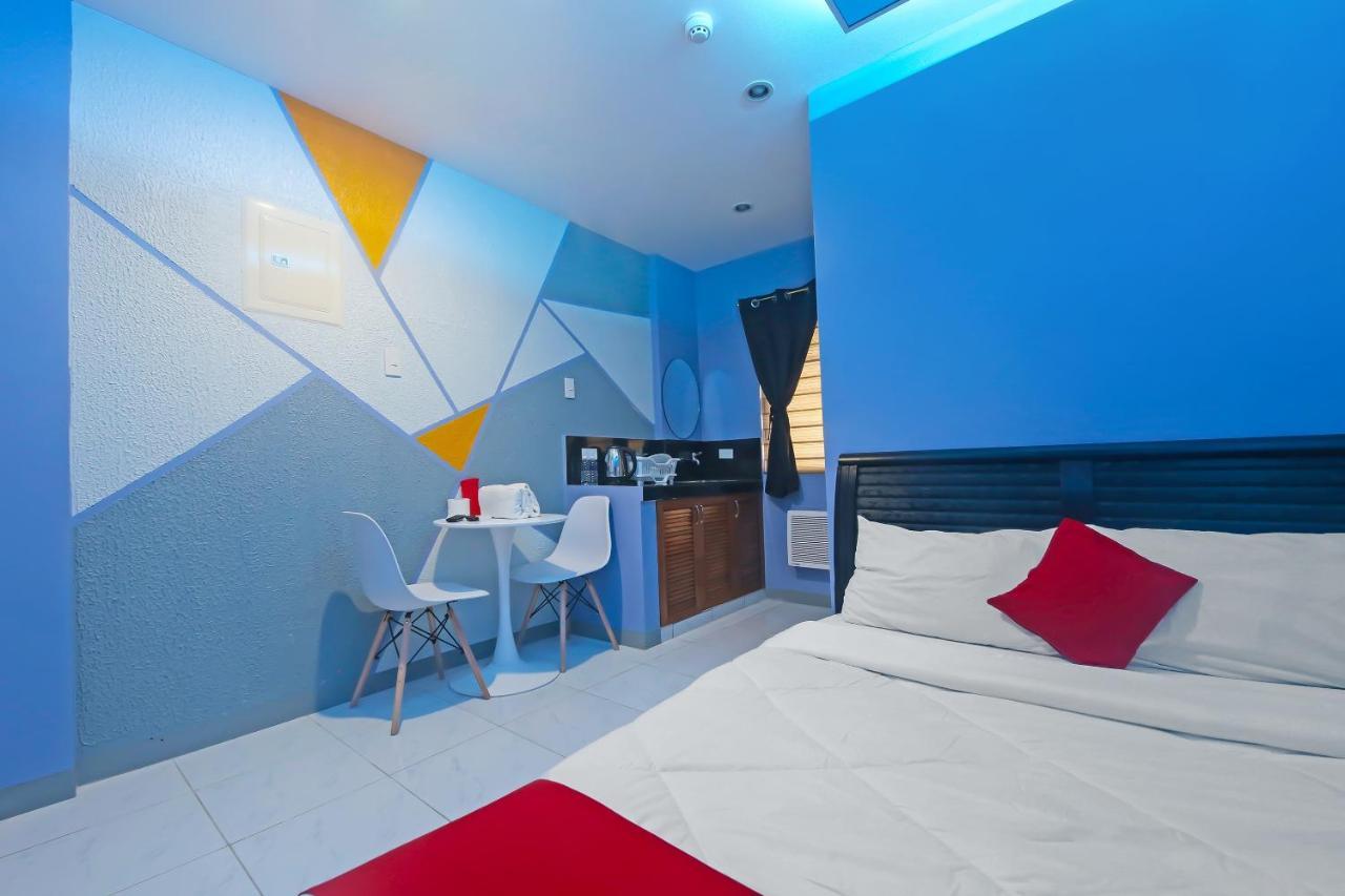 Oyo 896 Silverio Suites Манила Экстерьер фото
