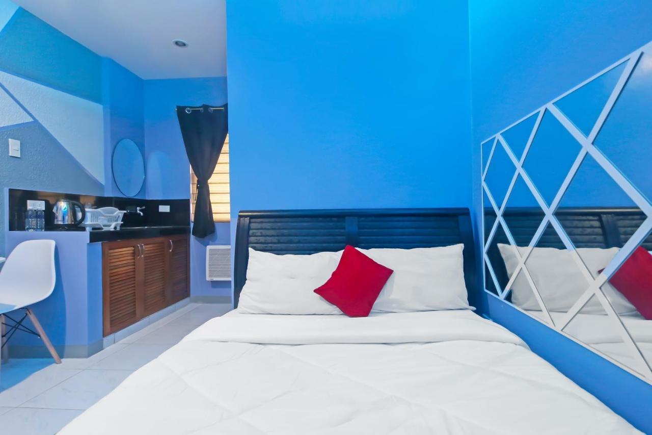 Oyo 896 Silverio Suites Манила Экстерьер фото