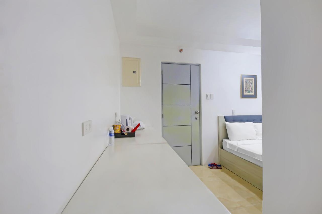 Oyo 896 Silverio Suites Манила Экстерьер фото